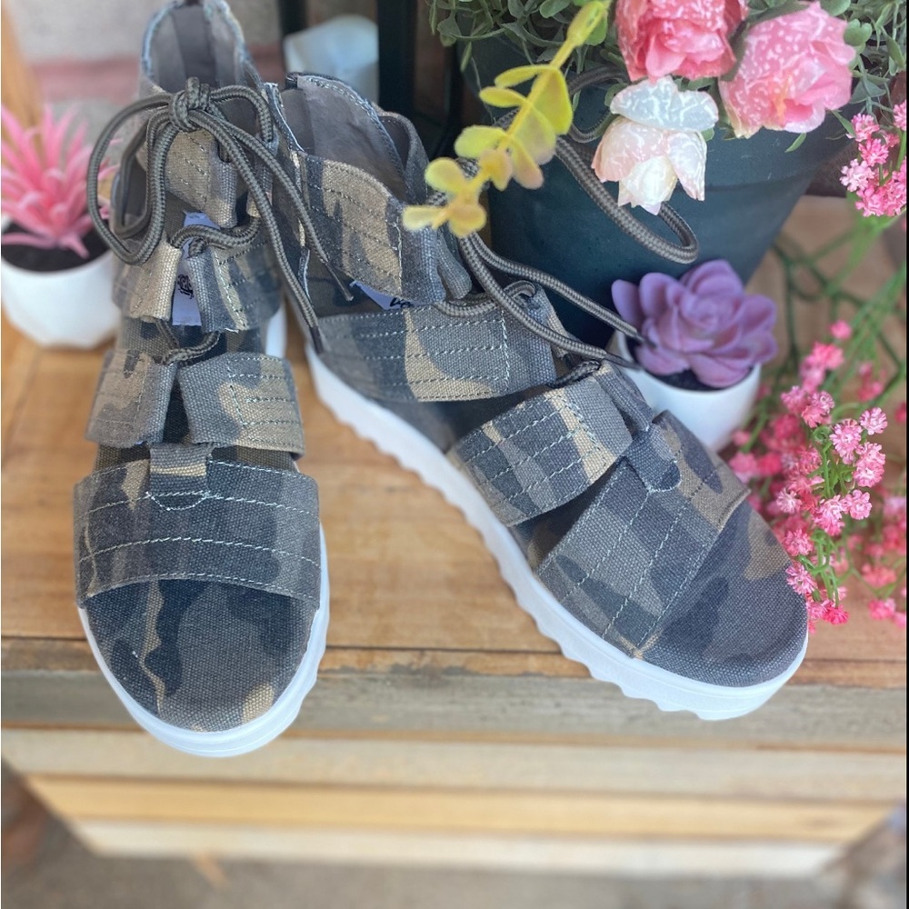 Gypsy jazz. Wedge sandal